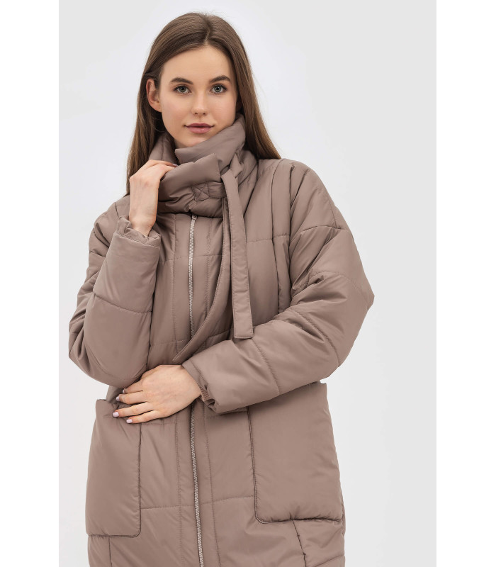 Пальто бежевое из стеганной ткани с стойкой воротничком Ладре  *LESIA*   Артикул: 129490000 Деми***